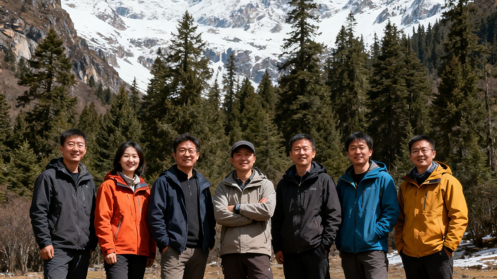 必一运动创始团队七人站在四姑娘山脚下合影，背后是皑皑雪山和茂密的高山松林，每人脸上洋溢着对户外运动的热爱与坚定